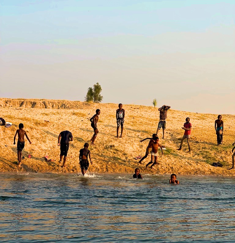 Ragazzi sul Fiume Okavango